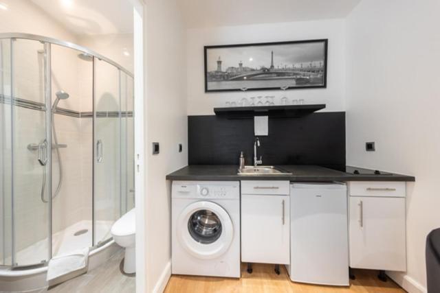 Near Eiffel Tower...Cute Little Studio Париж Екстериор снимка