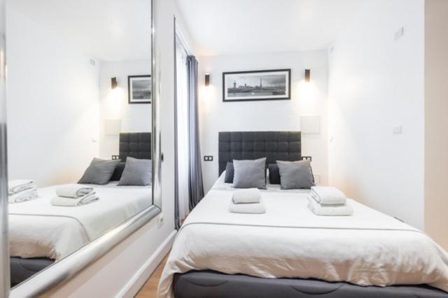Near Eiffel Tower...Cute Little Studio Париж Екстериор снимка